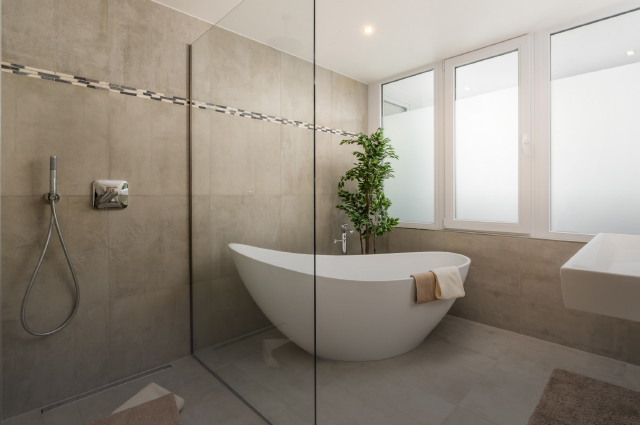 modernes Badezimmer mit runder Badewanne in creme Farbtönen